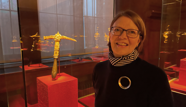 Annette Schommers vom Bayerischen Nationalmuseum mit dem Zeremonialhammer.